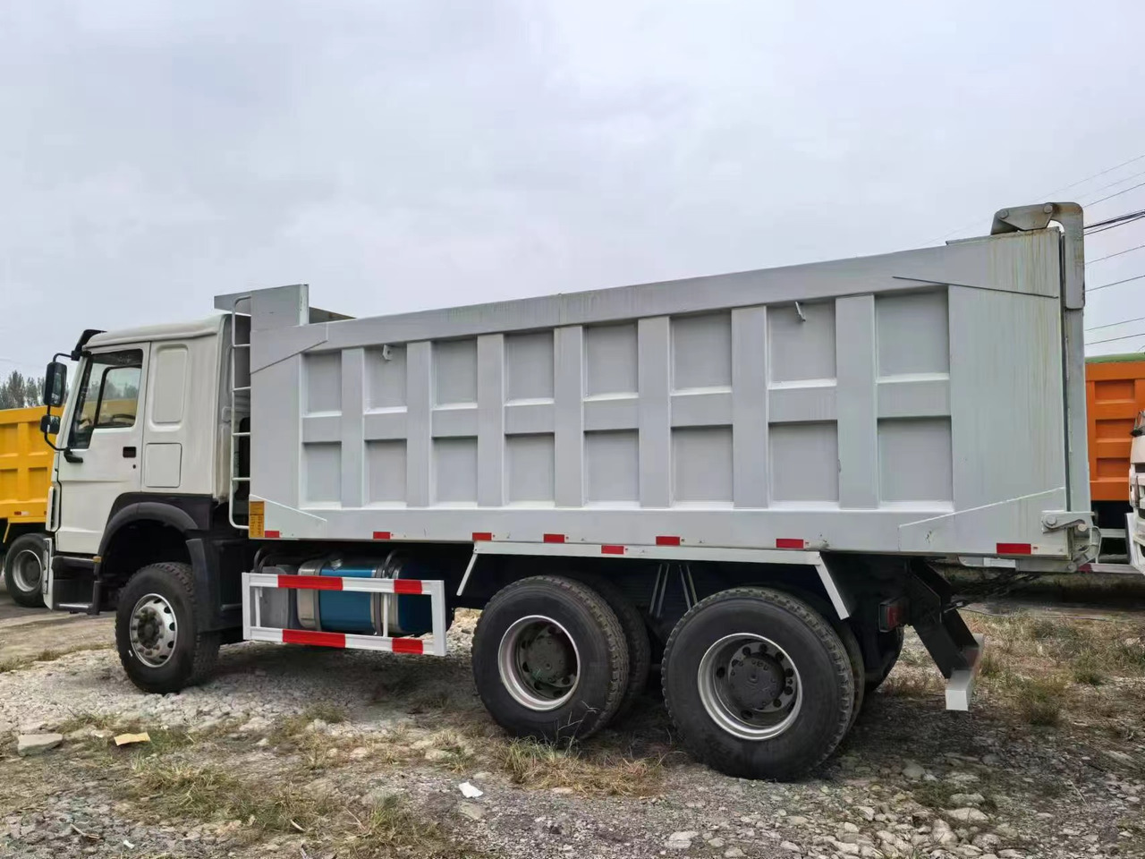 SINOTRUK HOWO 6x4 - Camião frigorífico: foto 3 SINOTRUK HOWO 6x4 - Camião frigorífico: foto 3