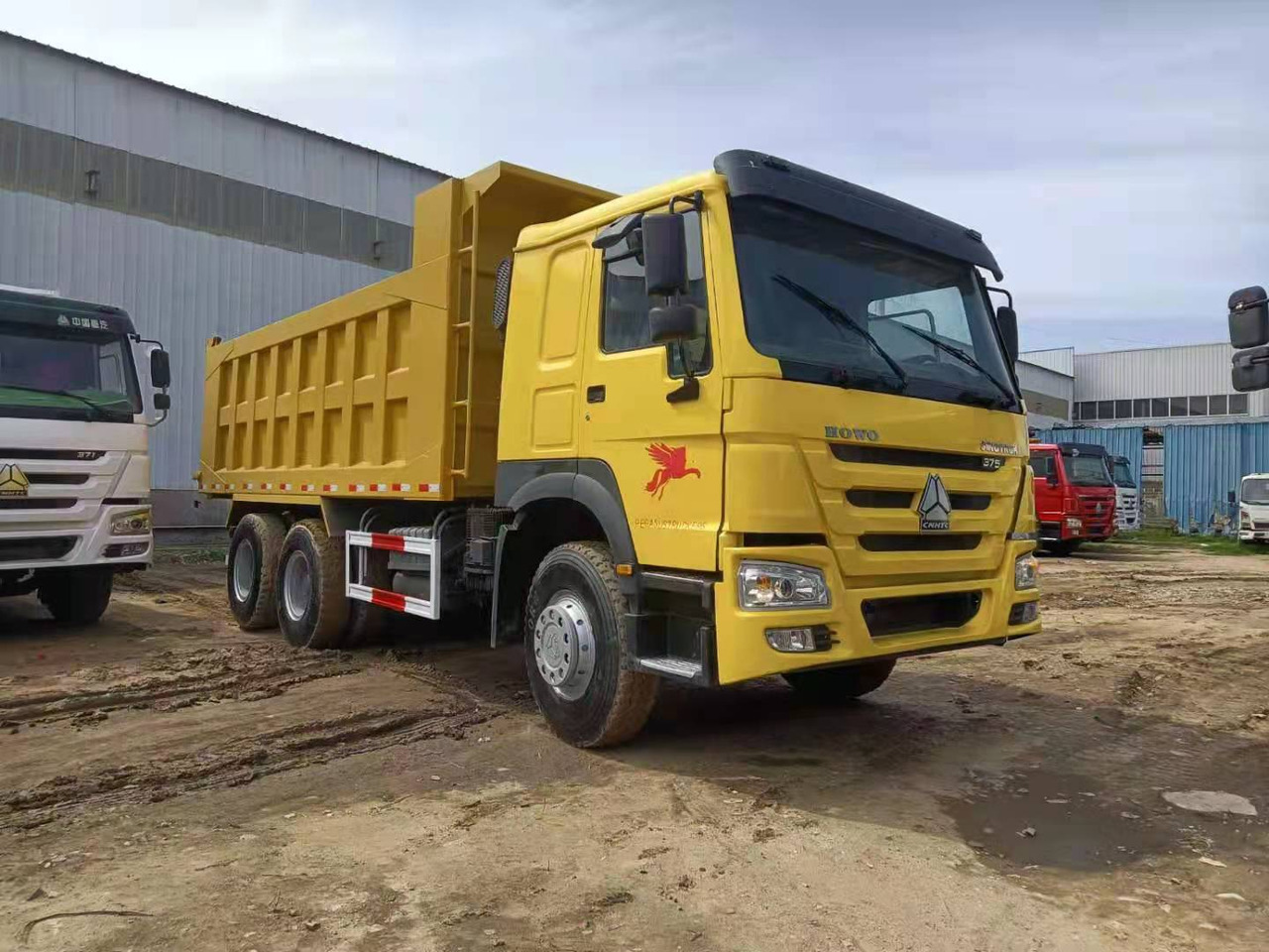 SINOTRUK HOWO - Camião basculante: foto 1 SINOTRUK HOWO - Camião basculante: foto 1