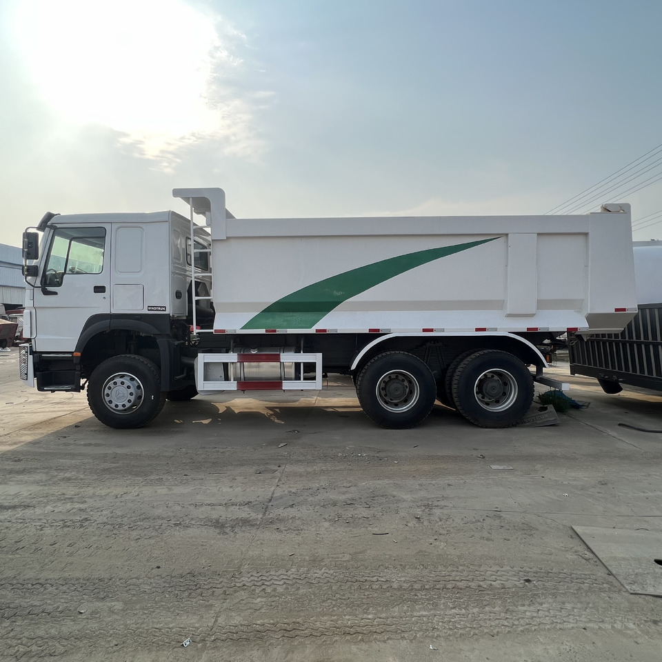 SINOTRUK HOWO - Camião furgão: foto 1 SINOTRUK HOWO - Camião furgão: foto 1