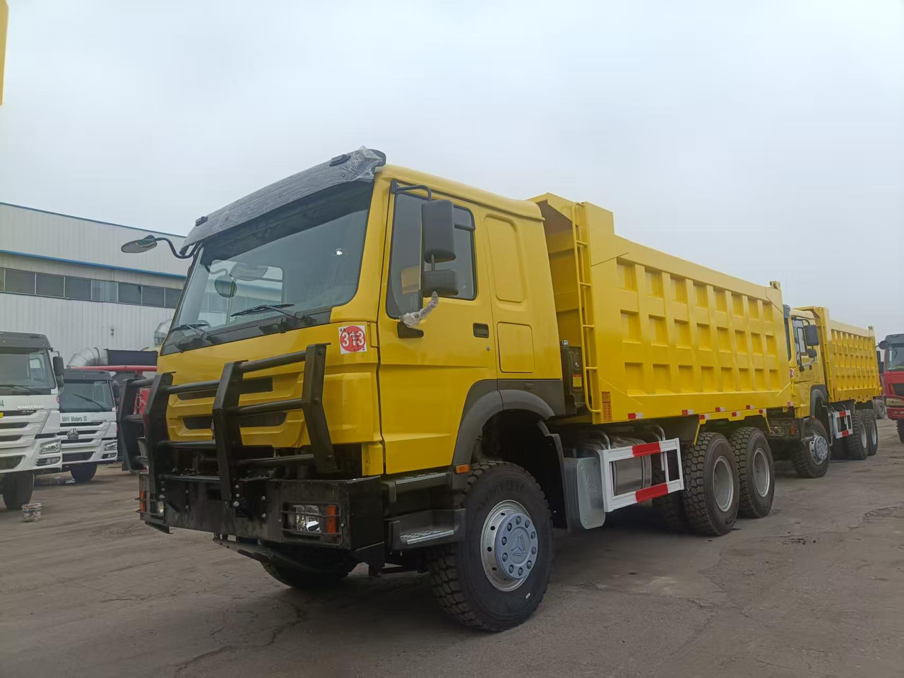 SINOTRUK HOWO - Camião basculante: foto 1 SINOTRUK HOWO - Camião basculante: foto 1