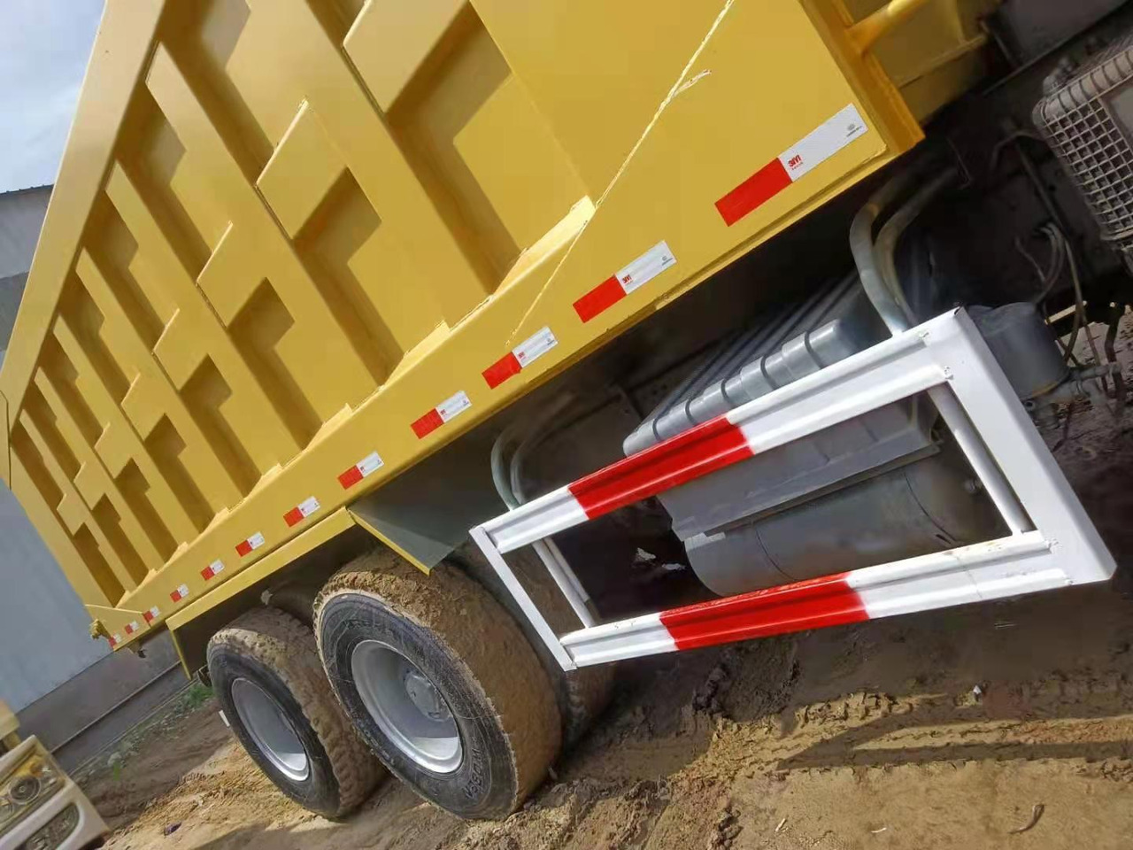 Camião basculante SINOTRUK HOWO: foto 8