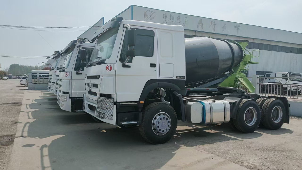 SINOTRUK HOWO Concrete Mixer Truck - Caminhão tanque: foto 5 SINOTRUK HOWO Concrete Mixer Truck - Caminhão tanque: foto 5
