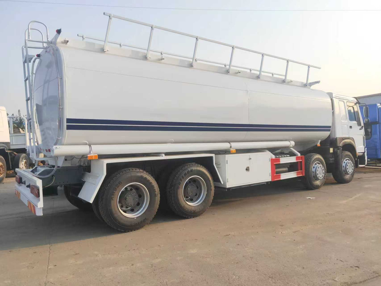 SINOTRUK HOWO Fuel Tank - Caminhão tanque: foto 3 SINOTRUK HOWO Fuel Tank - Caminhão tanque: foto 3