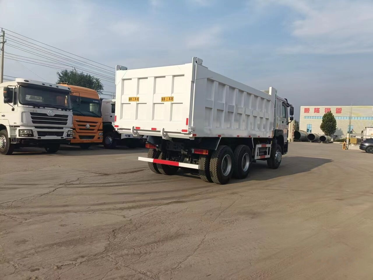Sinotruk Howo 6*4 - Camião basculante: foto 2 Sinotruk Howo 6*4 - Camião basculante: foto 2