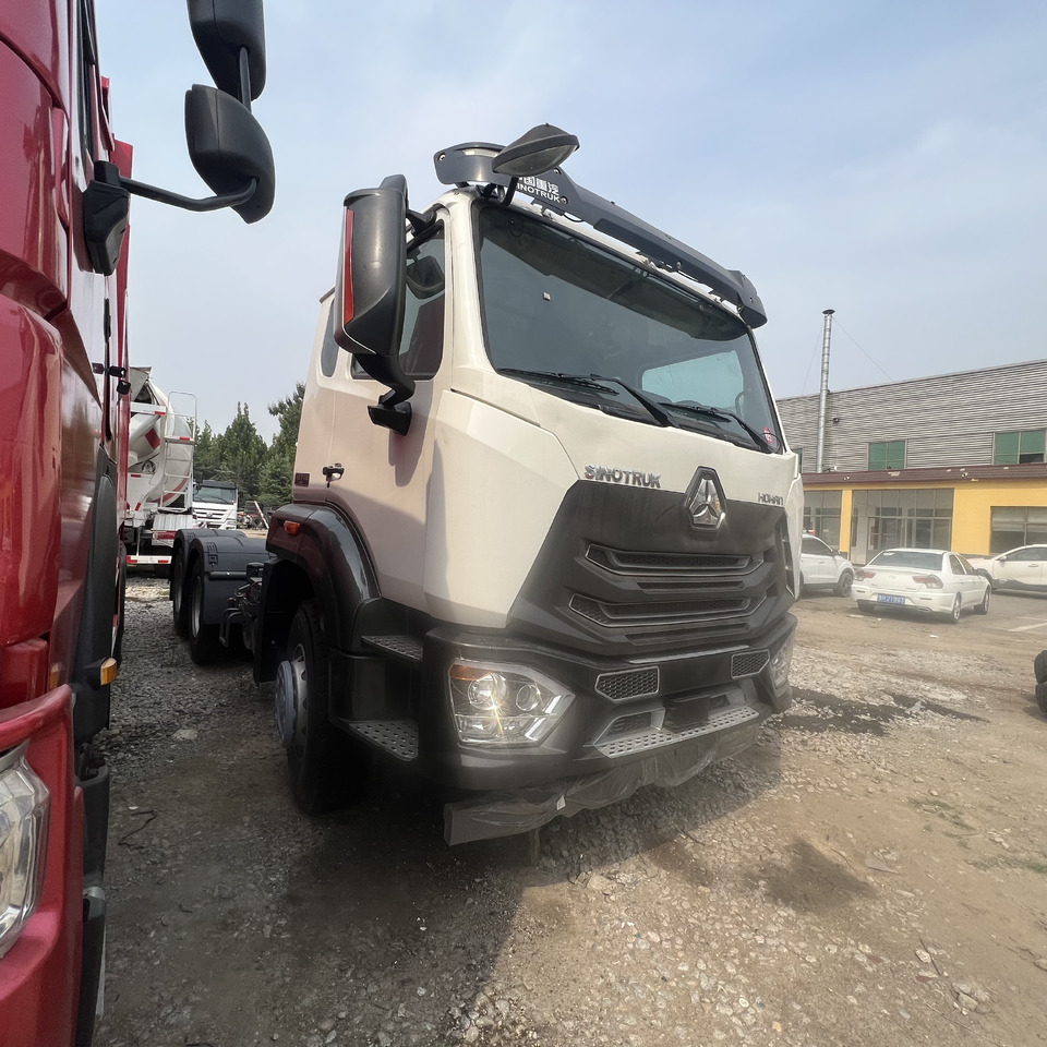 SINOTRUK HOHAN tralier head - Tractor: foto 1 SINOTRUK HOHAN tralier head - Tractor: foto 1