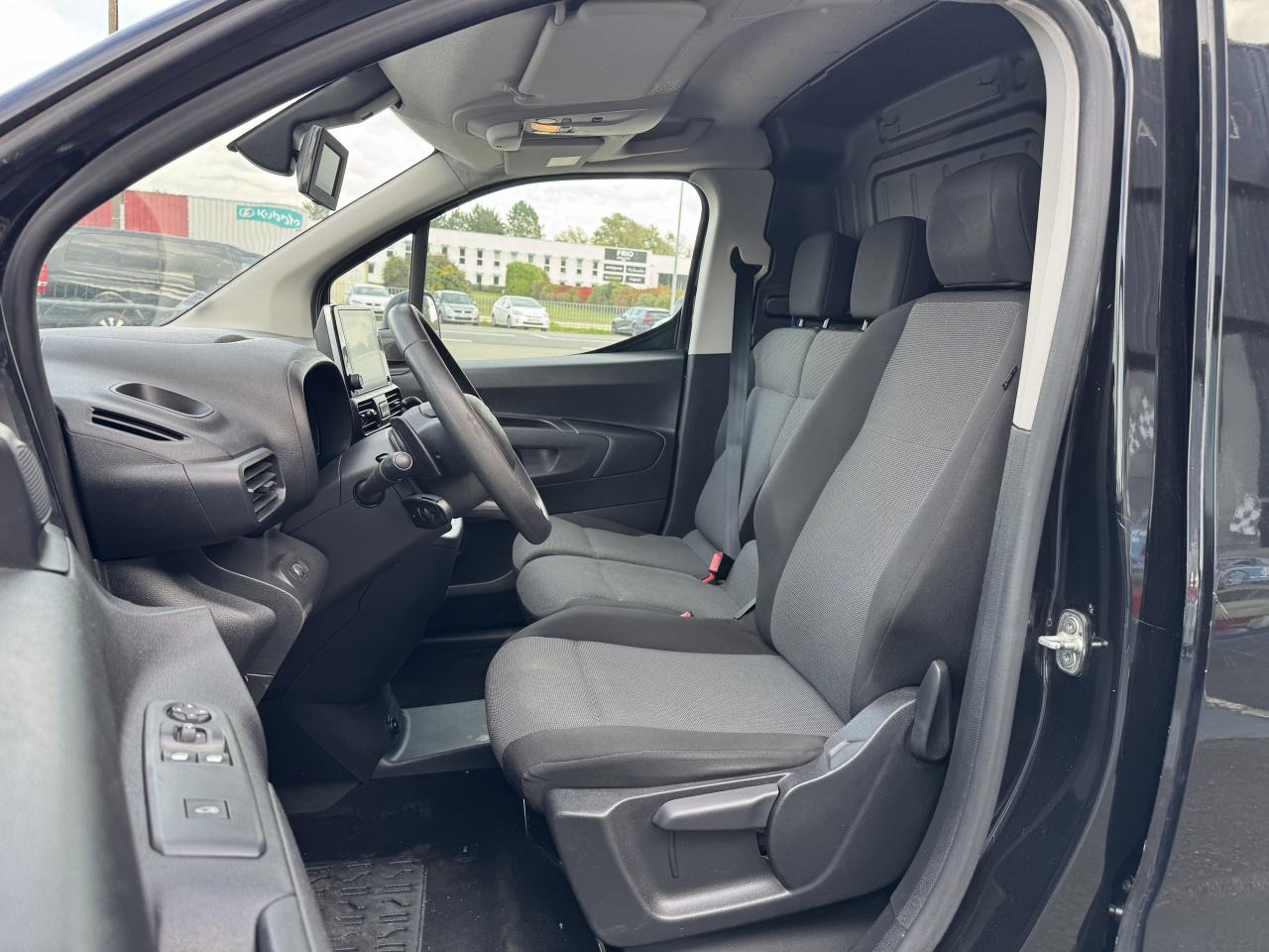 CITROEN Berlingo 1.5 BlueHDi S&S - 130 - BV EAT8 III FOURGON Fourgon M Driver 650 kg PHASE 1 - Furgão: foto 4 CITROEN Berlingo 1.5 BlueHDi S&S - 130 - BV EAT8 III FOURGON Fourgon M Driver 650 kg PHASE 1 - Furgão: foto 4