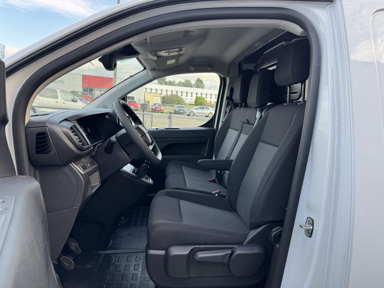 CITROEN Jumpy XL 2.0 BlueHDi - 145 S&S - BVM III FOURGON . PHASE 2 - Furgão: foto 5 CITROEN Jumpy XL 2.0 BlueHDi - 145 S&S - BVM III FOURGON . PHASE 2 - Furgão: foto 5