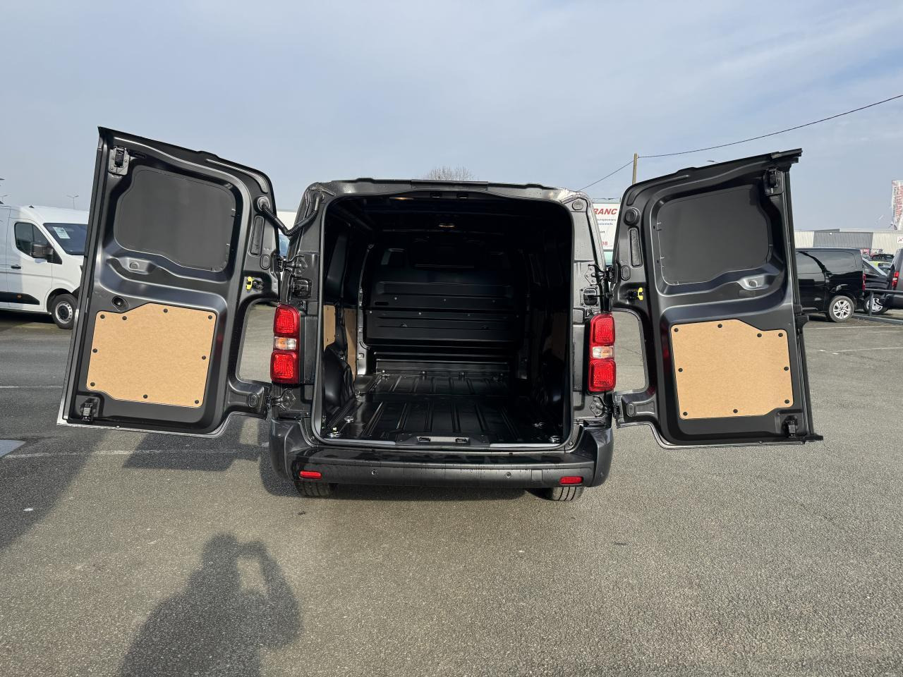 Citroen Jumpy M 2.0 BlueHDi 180CH EAT8 PACK LOOK - Furgão compacto: foto 3 Citroen Jumpy M 2.0 BlueHDi 180CH EAT8 PACK LOOK - Furgão compacto: foto 3