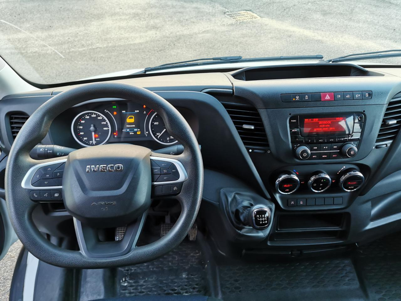 IVECO daily 35C14 BENNE COFFRE DOUBLE CABINE 6 places - Carrinha basculante: foto 4 IVECO daily 35C14 BENNE COFFRE DOUBLE CABINE 6 places - Carrinha basculante: foto 4