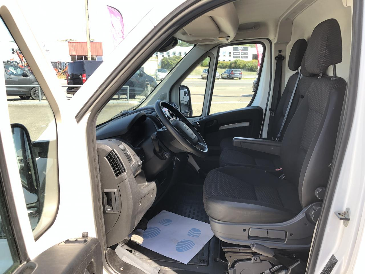 PEUGEOT Boxer 3.3t L2H2 2.2 HDi 140 CH ASPHALT FOURGON TOLE - Furgão: foto 4 PEUGEOT Boxer 3.3t L2H2 2.2 HDi 140 CH ASPHALT FOURGON TOLE - Furgão: foto 4