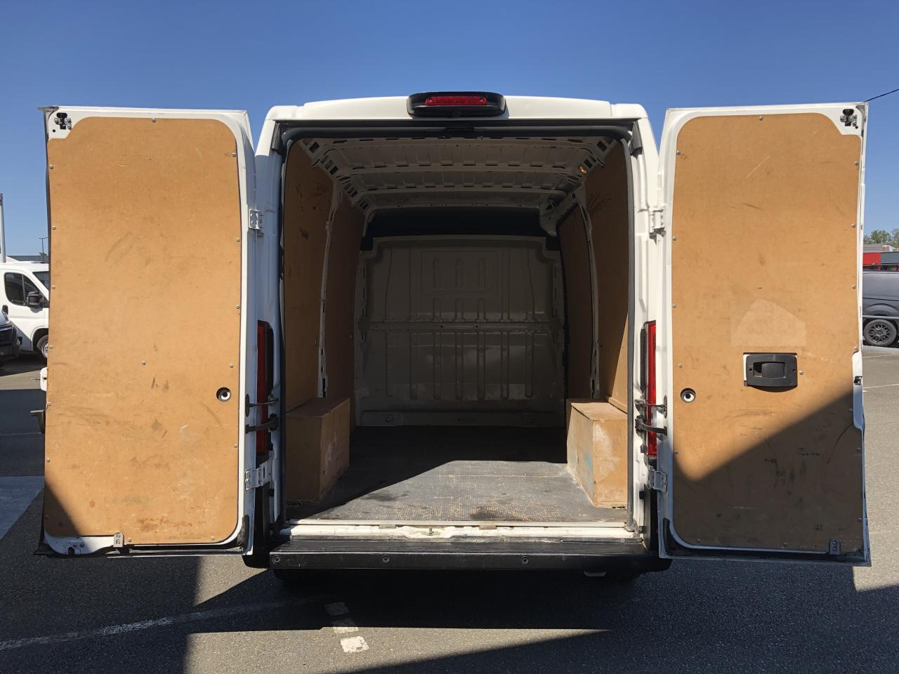 PEUGEOT Boxer 3.3t L2H2 2.2 HDi 140 CH ASPHALT FOURGON TOLE - Furgão: foto 2 PEUGEOT Boxer 3.3t L2H2 2.2 HDi 140 CH ASPHALT FOURGON TOLE - Furgão: foto 2