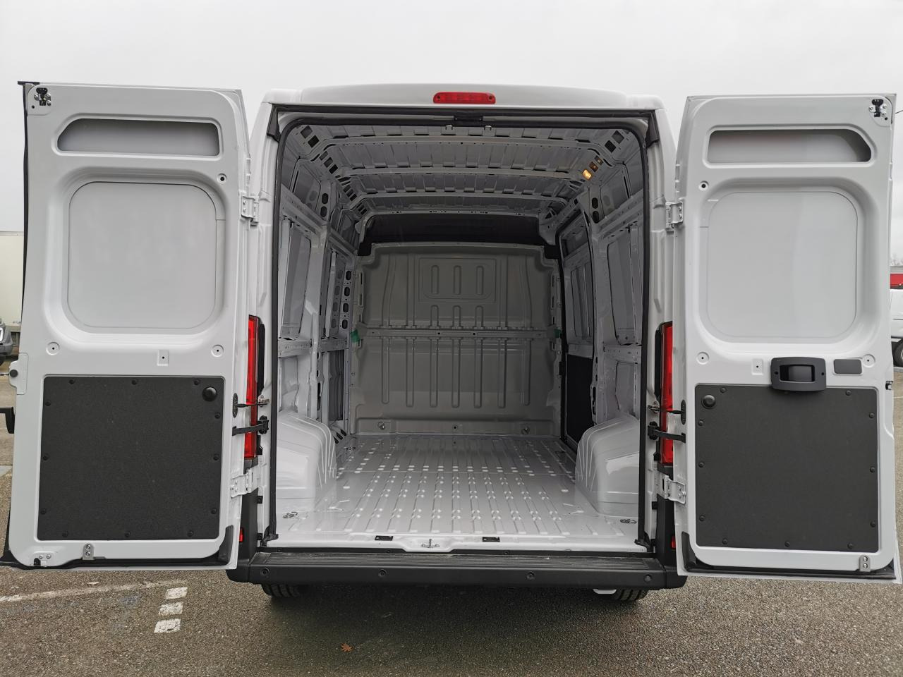 PEUGEOT Boxer 3.5t L2H2 2.2 HDi S&S Maxi - 140 III FOURGON TOLE Fourgon Tolé 435 L2H2 PHASE 3 - Furgão: foto 3 PEUGEOT Boxer 3.5t L2H2 2.2 HDi S&S Maxi - 140 III FOURGON TOLE Fourgon Tolé 435 L2H2 PHASE 3 - Furgão: foto 3