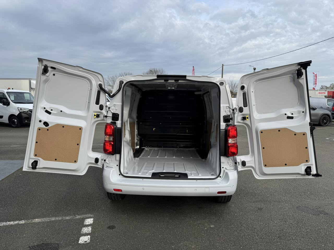 PEUGEOT Expert M 2.0 BlueHDi - 145 S&S - BV EAT8 III FOURGON Fourgon PHASE 2 - Furgão: foto 3 PEUGEOT Expert M 2.0 BlueHDi - 145 S&S - BV EAT8 III FOURGON Fourgon PHASE 2 - Furgão: foto 3