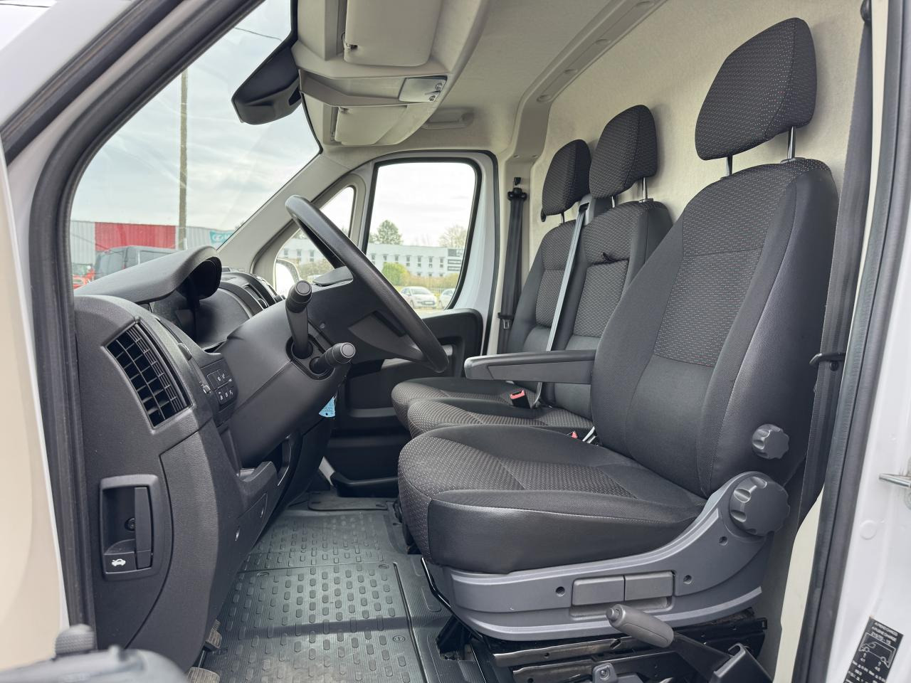 PEUGEOT boxer 330 L1H1 2.2 BLUEHDI S&S 140CH ASPHALT - Furgão: foto 4 PEUGEOT boxer 330 L1H1 2.2 BLUEHDI S&S 140CH ASPHALT - Furgão: foto 4