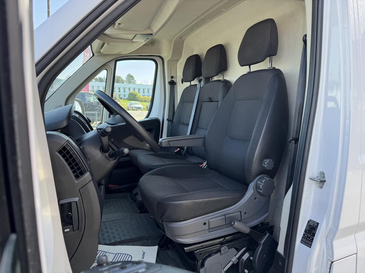PEUGEOT boxer 333 L1H1 2.2 BLUEHDI S&S 140CH ASPHALT - Furgão: foto 4 PEUGEOT boxer 333 L1H1 2.2 BLUEHDI S&S 140CH ASPHALT - Furgão: foto 4