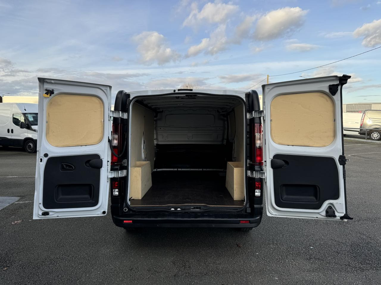 RENAULT Trafic L2H1 3000 Kg 2.0 Blue dCi - 130 III FOURGON Fourgon Grand Confort L2H1 PHASE 3 - Furgão: foto 3 RENAULT Trafic L2H1 3000 Kg 2.0 Blue dCi - 130 III FOURGON Fourgon Grand Confort L2H1 PHASE 3 - Furgão: foto 3