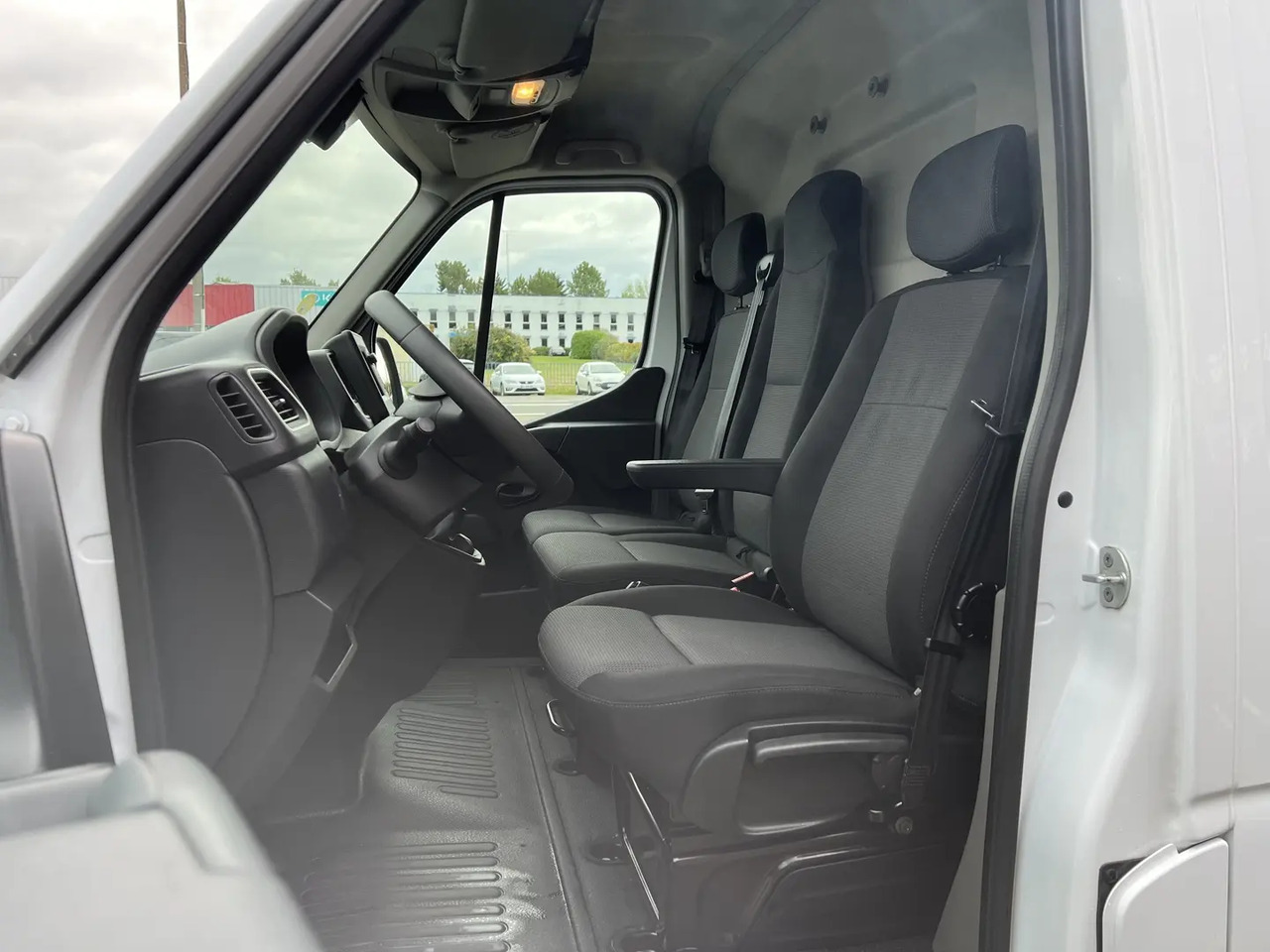 Renault Master F3300 L2H2 2.3 BLUE DCI 135CH GRAND CONFORT EURO6 - Furgão: foto 5 Renault Master F3300 L2H2 2.3 BLUE DCI 135CH GRAND CONFORT EURO6 - Furgão: foto 5