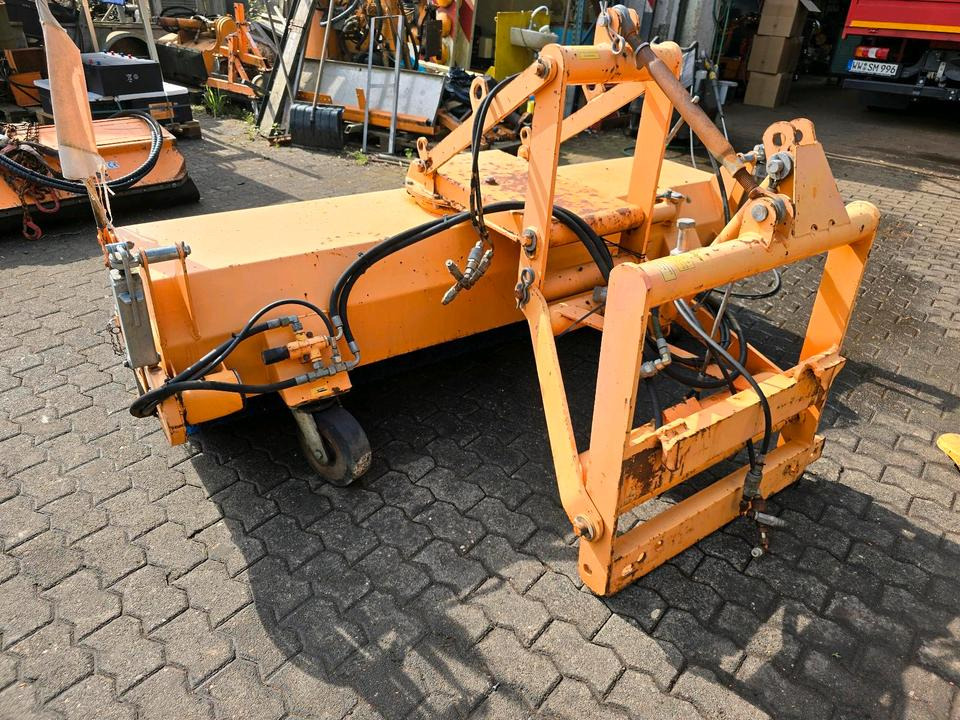 Dücker FKM Kehrmaschine Frontkehrmaschine für Unimog 405 U 300 400 500 423 427 430 318 530 Besen Kehrbesen - Vassoura: foto 5 Dücker FKM Kehrmaschine Frontkehrmaschine für Unimog 405 U 300 400 500 423 427 430 318 530 Besen Kehrbesen - Vassoura: foto 5