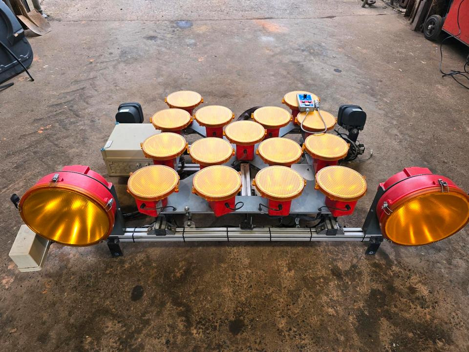 Horizont Blinkpfeinalage für Unimog mit Xenonscheinwerfer Dachträger Nissen Vz616 Funkwarnmeldeanlage passend für UGE UGN U290 U 300 400 500 405 218 219 318 319 423 427 430 527 530 Mercedes-Benz Dach - Iluminação por Máquina de construção: foto 1 Horizont Blinkpfeinalage für Unimog mit Xenonscheinwerfer Dachträger Nissen Vz616 Funkwarnmeldeanlage passend für UGE UGN U290 U 300 400 500 405 218 219 318 319 423 427 430 527 530 Mercedes-Benz Dach - Iluminação por Máquina de construção: foto 1