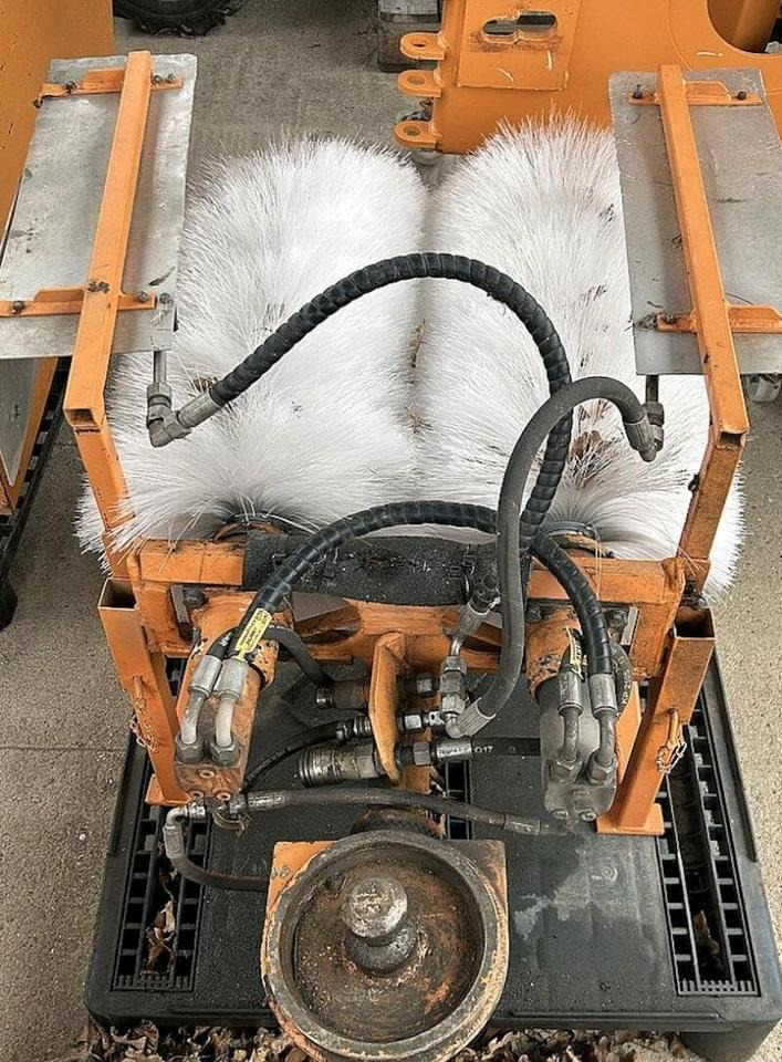 Leitpfostenwaschgerät Fiedler FLW 500 für Mähausleger Böschungsmäher Böschungsmulcher FfM 400 500 600 Leitpfostenwaschmaschine - Vassoura: foto 1 Leitpfostenwaschgerät Fiedler FLW 500 für Mähausleger Böschungsmäher Böschungsmulcher FfM 400 500 600 Leitpfostenwaschmaschine - Vassoura: foto 1