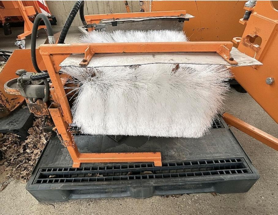 Leitpfostenwaschgerät Fiedler FLW 500 für Mähausleger Böschungsmäher Böschungsmulcher FfM 400 500 600 Leitpfostenwaschmaschine - Vassoura: foto 5 Leitpfostenwaschgerät Fiedler FLW 500 für Mähausleger Böschungsmäher Böschungsmulcher FfM 400 500 600 Leitpfostenwaschmaschine - Vassoura: foto 5