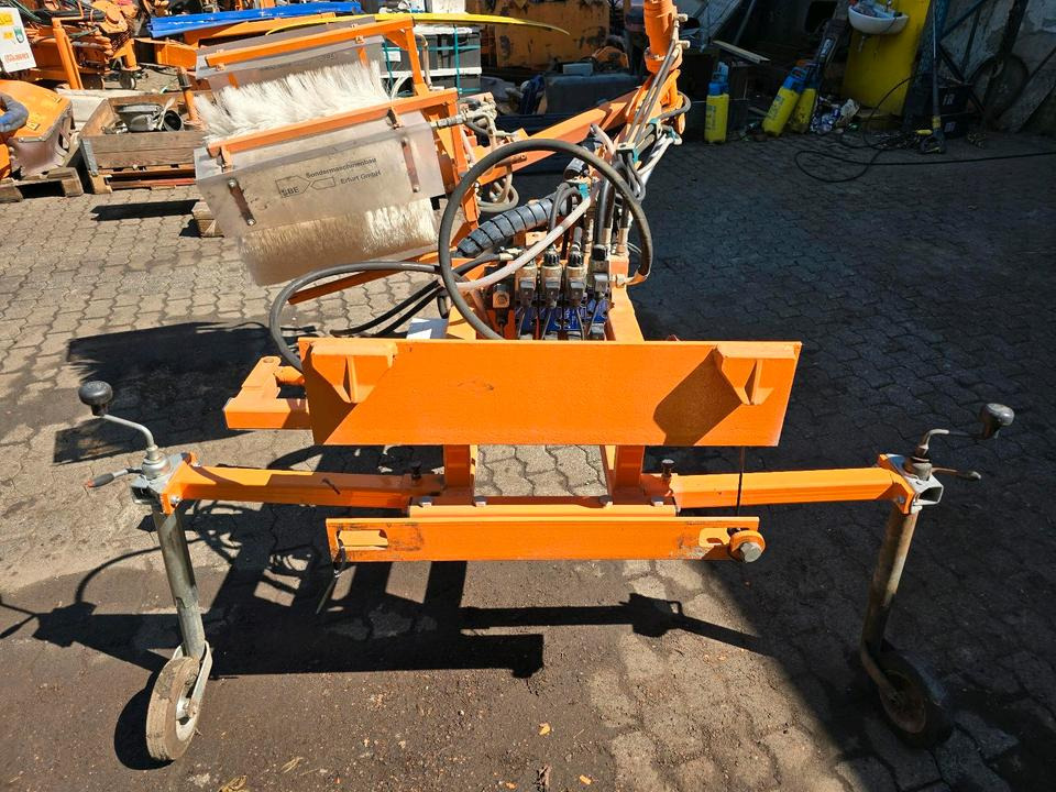 Leitpfostenwaschgerät WV 3-L Wassenberg Schmidt Drutzel für Unimog 405 U290 300 400 500 427 424 318 218 430 Leitpfosten - Vassoura: foto 1 Leitpfostenwaschgerät WV 3-L Wassenberg Schmidt Drutzel für Unimog 405 U290 300 400 500 427 424 318 218 430 Leitpfosten - Vassoura: foto 1