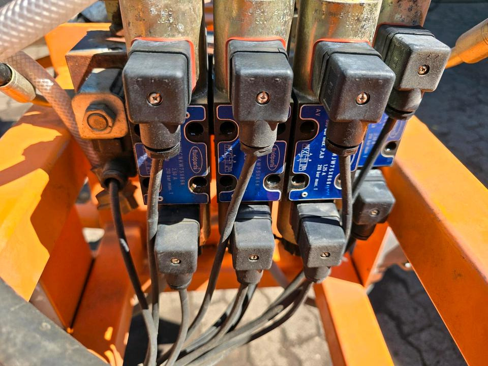 Leitpfostenwaschgerät WV 3-L Wassenberg Schmidt Drutzel für Unimog 405 U290 300 400 500 427 424 318 218 430 Leitpfosten - Vassoura: foto 4 Leitpfostenwaschgerät WV 3-L Wassenberg Schmidt Drutzel für Unimog 405 U290 300 400 500 427 424 318 218 430 Leitpfosten - Vassoura: foto 4