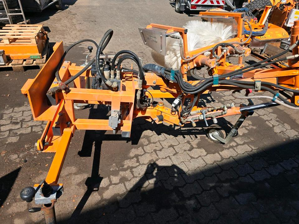 Leitpfostenwaschgerät WV 3-L für Unimog 405/10 405/12 U300 u400 300 500 318 218 423 430 530 Schmidt - Vassoura: foto 3 Leitpfostenwaschgerät WV 3-L für Unimog 405/10 405/12 U300 u400 300 500 318 218 423 430 530 Schmidt - Vassoura: foto 3