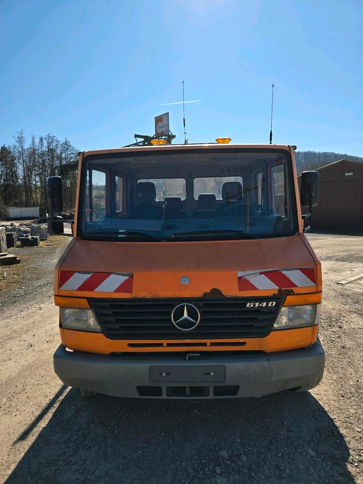 Mercedes-Benz Vario 614D Pritsche Doka 2002 Nissen VLT Verkehrsleittafel Absperrtafel LKW Vorwarntafel - Camião de caixa aberta/ Plataforma: foto 5 Mercedes-Benz Vario 614D Pritsche Doka 2002 Nissen VLT Verkehrsleittafel Absperrtafel LKW Vorwarntafel - Camião de caixa aberta/ Plataforma: foto 5