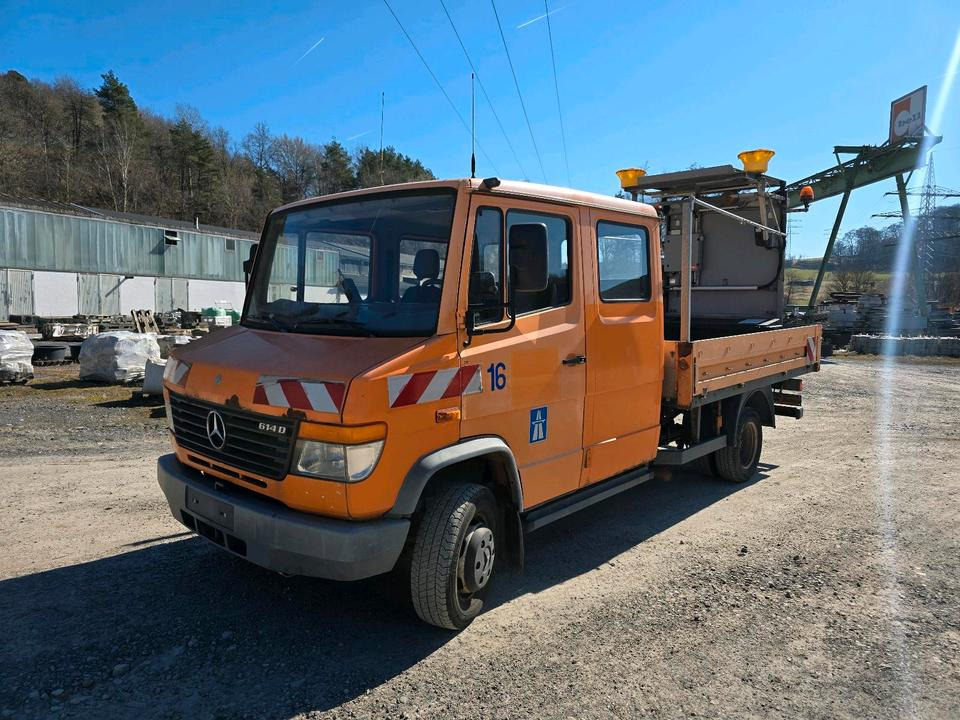 Mercedes-Benz Vario 614D Pritsche Doka 2002 Nissen VLT Verkehrsleittafel Absperrtafel LKW Vorwarntafel - Camião de caixa aberta/ Plataforma: foto 1 Mercedes-Benz Vario 614D Pritsche Doka 2002 Nissen VLT Verkehrsleittafel Absperrtafel LKW Vorwarntafel - Camião de caixa aberta/ Plataforma: foto 1