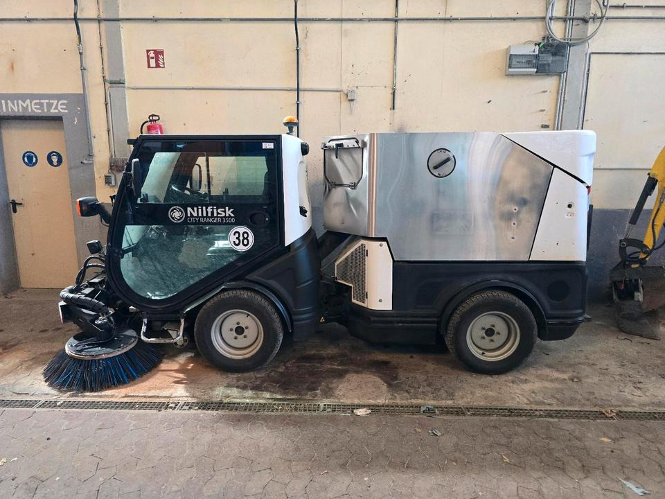 Nilfisk City Ranger 3500 Kehrmaschine Straßenkehrmaschine mit Schmidt Bediendisplay Hako Kehreinheit - Varredora urbana: foto 3 Nilfisk City Ranger 3500 Kehrmaschine Straßenkehrmaschine mit Schmidt Bediendisplay Hako Kehreinheit - Varredora urbana: foto 3