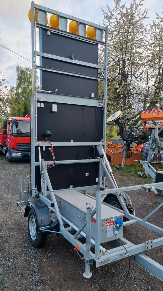 Reboque Neuwertige Nissen LED VLT Verkehrsleittafel Verkehrsleitanhänger Verkehrssicherungsanhänger Leitanhänger Leittafel Absperrtafel FAT Verkehrssicherung GPS: foto 9