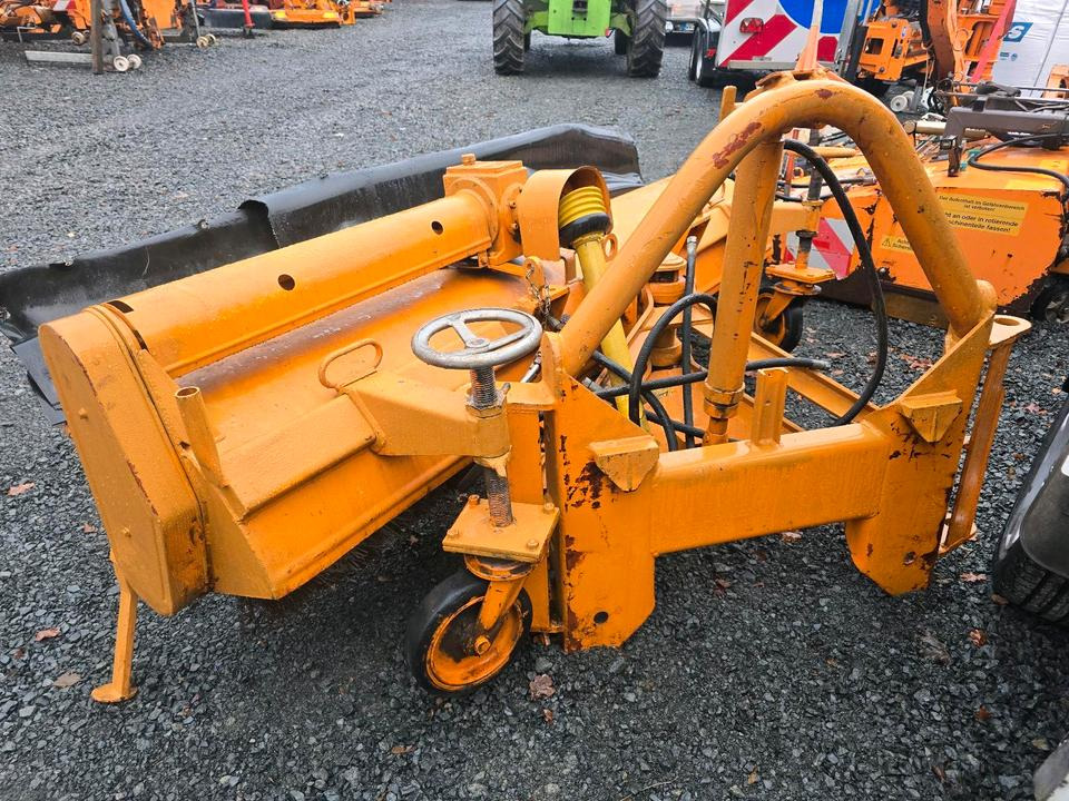 Schmidt VKS Kehrmaschine Straßenkehrmaschine Frontkehrmaschine Kehrbesen für Radlader Unimog Traktor - Vassoura: foto 1 Schmidt VKS Kehrmaschine Straßenkehrmaschine Frontkehrmaschine Kehrbesen für Radlader Unimog Traktor - Vassoura: foto 1