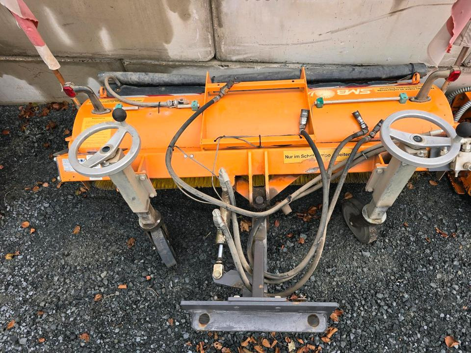 Sobernheimer FKM 1.8F Kehrmaschine für Multicar Straßenkehrmaschine Kehrbesen für Multicar Tremo Iseki Kubota - Vassoura: foto 3 Sobernheimer FKM 1.8F Kehrmaschine für Multicar Straßenkehrmaschine Kehrbesen für Multicar Tremo Iseki Kubota - Vassoura: foto 3