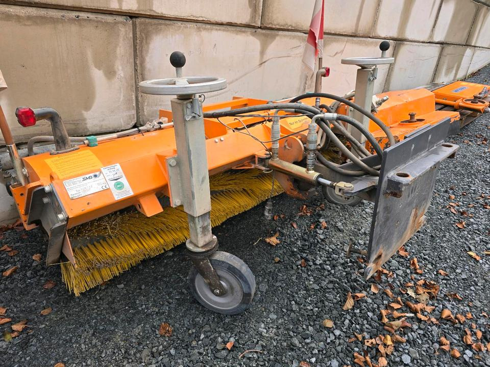 Sobernheimer FKM 1.8F Kehrmaschine für Multicar Straßenkehrmaschine Kehrbesen für Multicar Tremo Iseki Kubota - Vassoura: foto 5 Sobernheimer FKM 1.8F Kehrmaschine für Multicar Straßenkehrmaschine Kehrbesen für Multicar Tremo Iseki Kubota - Vassoura: foto 5