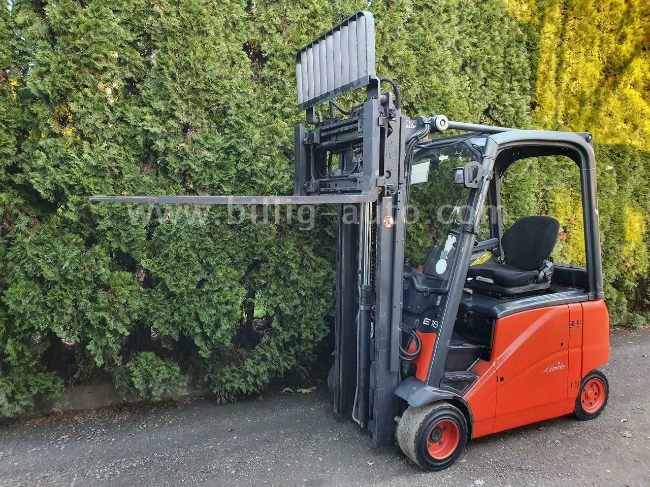 Linde E18 PH 4-Rad Seitenschieber*Zinkenverstellung* - Empilhadeira elétrica: foto 1 Linde E18 PH 4-Rad Seitenschieber*Zinkenverstellung* - Empilhadeira elétrica: foto 1