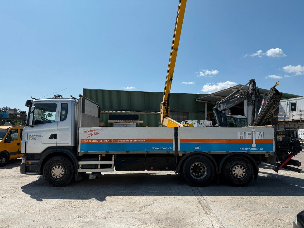 Scania G440 Brücke mit Ladekran - Camião de caixa aberta/ Plataforma, Camião grua: foto 1 Scania G440 Brücke mit Ladekran - Camião de caixa aberta/ Plataforma, Camião grua: foto 1