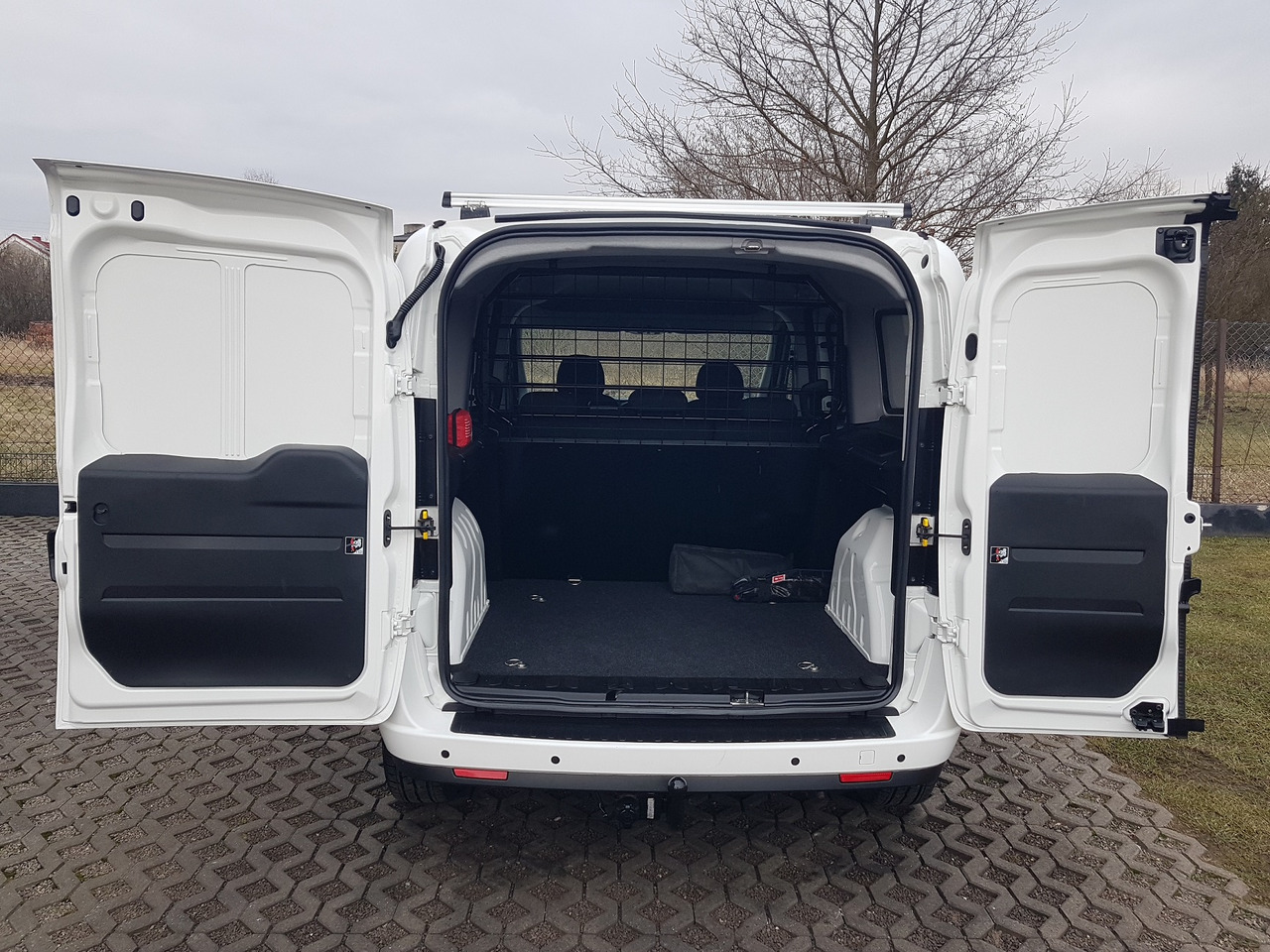 FIAT FIAT DOBLO DŁUGI 1,6 16V DIESEL EURO-6CH MULTIJET DOBLO DŁUGI 1,6 16V DIESEL EURO-6CH MULTIJET 105 KM 6-BIEGÓW MANUAL MAXI WERSJA 5 – OSÓB - Veículo comercial, Carrinha cabine dupla: foto 5 FIAT FIAT DOBLO DŁUGI 1,6 16V DIESEL EURO-6CH MULTIJET DOBLO DŁUGI 1,6 16V DIESEL EURO-6CH MULTIJET 105 KM 6-BIEGÓW MANUAL MAXI WERSJA 5 – OSÓB - Veículo comercial, Carrinha cabine dupla: foto 5
