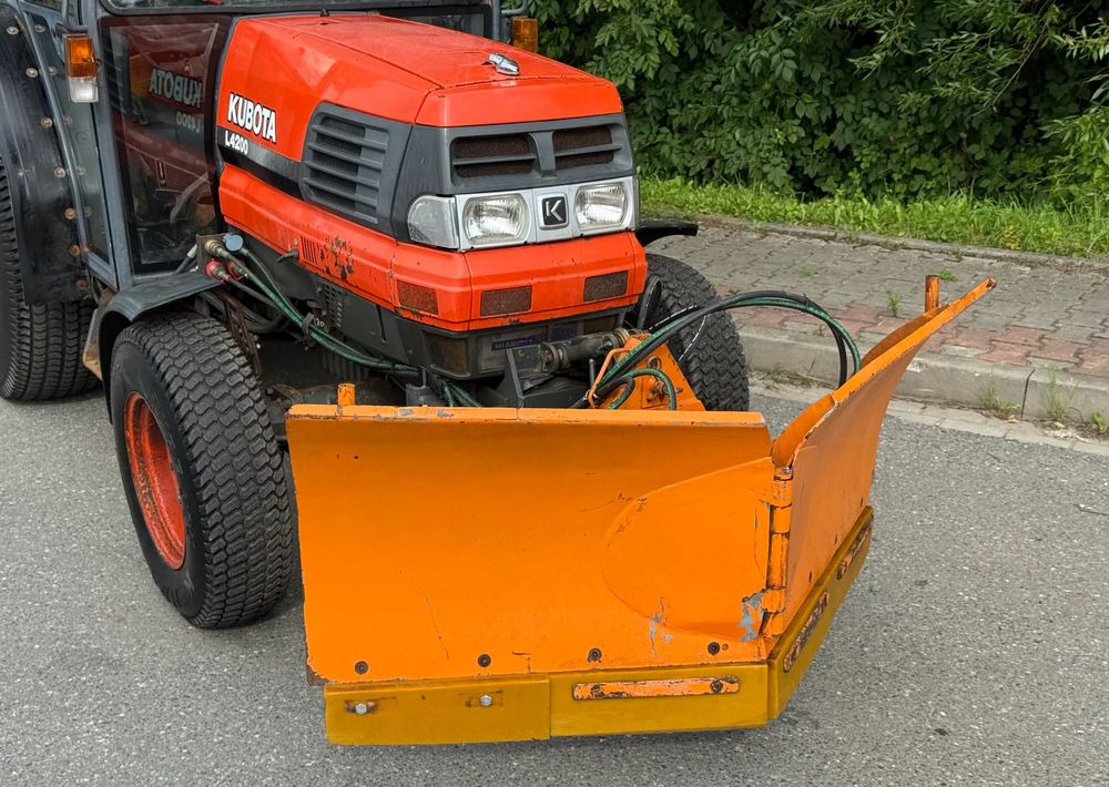 Kubota * Traktor KUBOTA L4200 * 4x4 * Pług Piaskarka * Wałek Przód Tył * Sprowadzony* Zimowe Utrzymanie - Trator: foto 3 Kubota * Traktor KUBOTA L4200 * 4x4 * Pług Piaskarka * Wałek Przód Tył * Sprowadzony* Zimowe Utrzymanie - Trator: foto 3