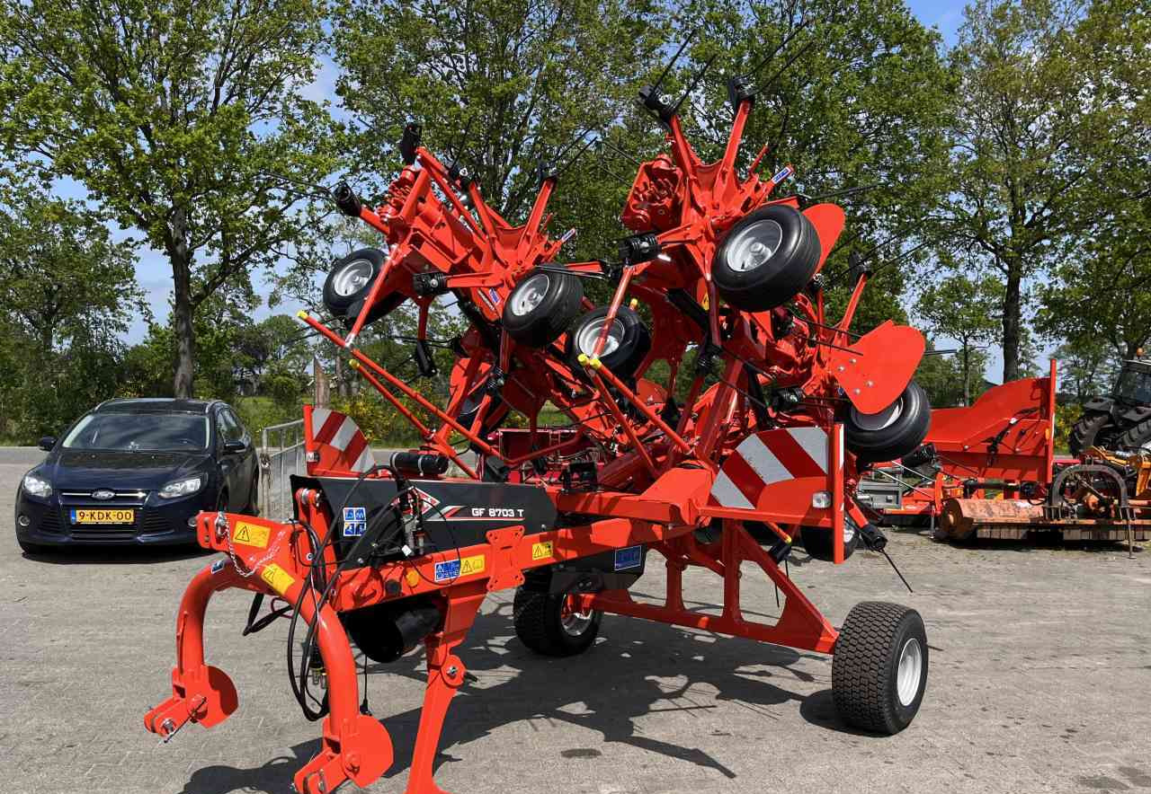 Kuhn GF8703T Schudder Tedder Kreiselheuer weidebouwmachines - Ancinho enleirador: foto 1 Kuhn GF8703T Schudder Tedder Kreiselheuer weidebouwmachines - Ancinho enleirador: foto 1