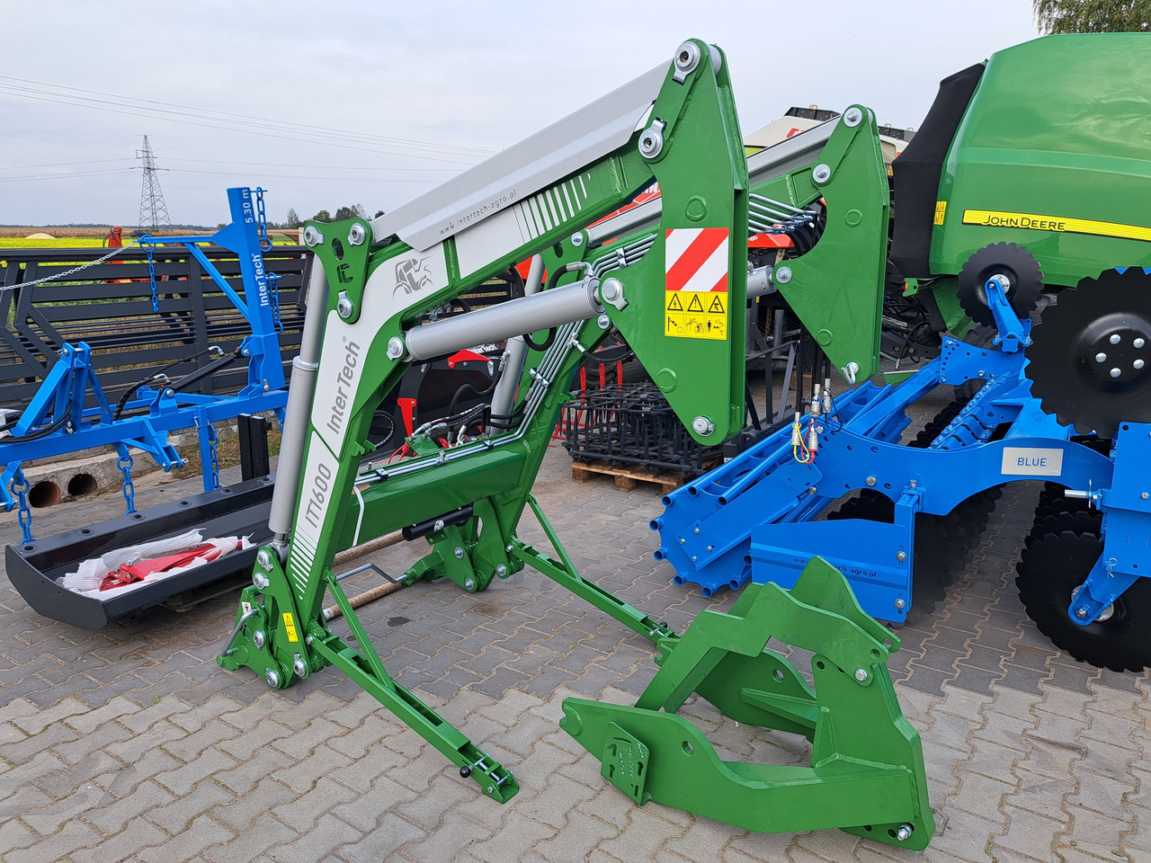 Inter Tech IT 1600 John deere 5080 ,5090, 5100m - Carregador frontal para o trator: foto 2 Inter Tech IT 1600 John deere 5080 ,5090, 5100m - Carregador frontal para o trator: foto 2