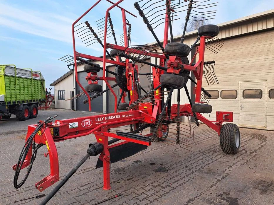 Lely hibiscus 745 CD Vario - Ancinho enleirador: foto 1 Lely hibiscus 745 CD Vario - Ancinho enleirador: foto 1