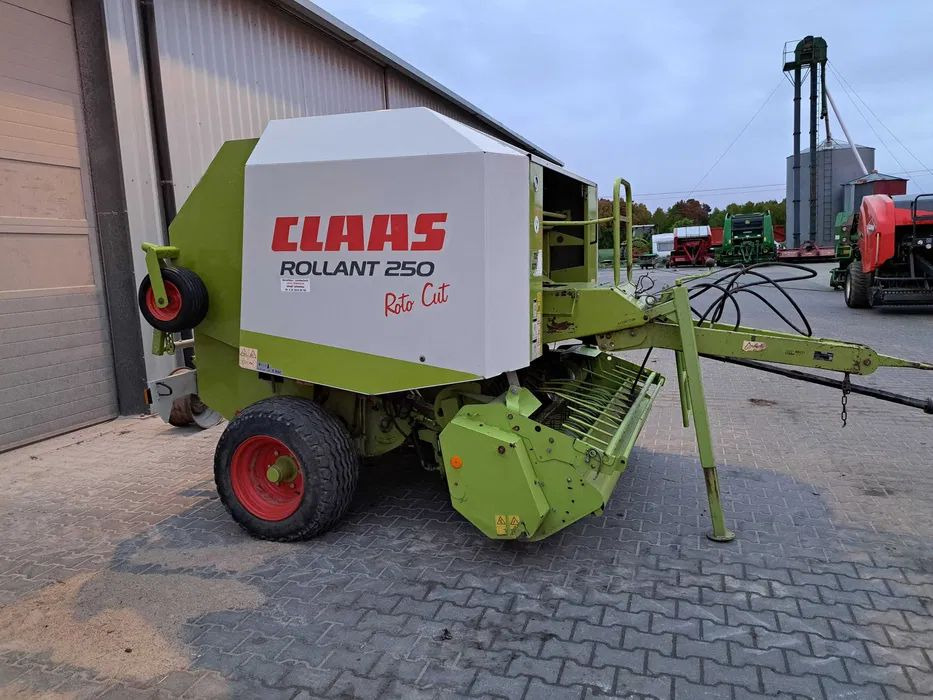 PRASA ROLUJĄCA CLAAS ROLLANT 250 RC 255 - Enfardadeira de fardos redondos: foto 5 PRASA ROLUJĄCA CLAAS ROLLANT 250 RC 255 - Enfardadeira de fardos redondos: foto 5