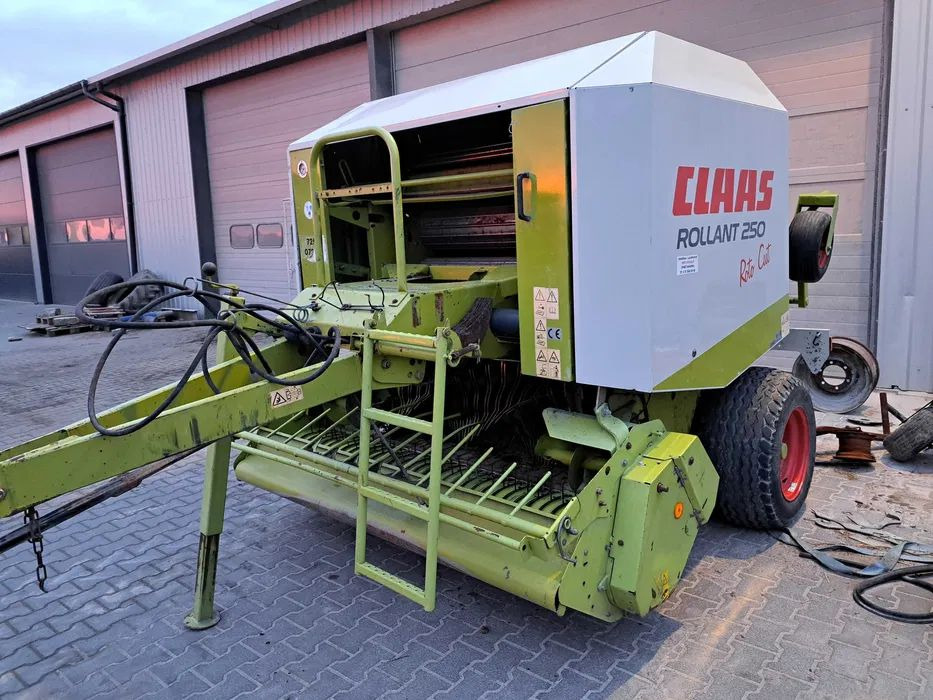 PRASA ROLUJĄCA CLAAS ROLLANT 250 RC 255 - Enfardadeira de fardos redondos: foto 4 PRASA ROLUJĄCA CLAAS ROLLANT 250 RC 255 - Enfardadeira de fardos redondos: foto 4