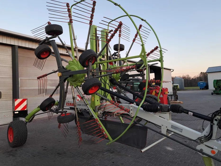 Zgrabiarka Claas liner 2800 - Ancinho enleirador: foto 2 Zgrabiarka Claas liner 2800 - Ancinho enleirador: foto 2