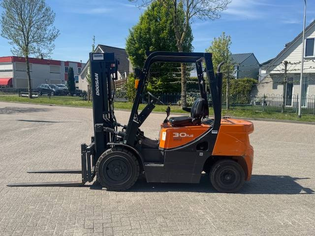 Doosan D30 Plus - Empilhadeira a diesel: foto 2 Doosan D30 Plus - Empilhadeira a diesel: foto 2
