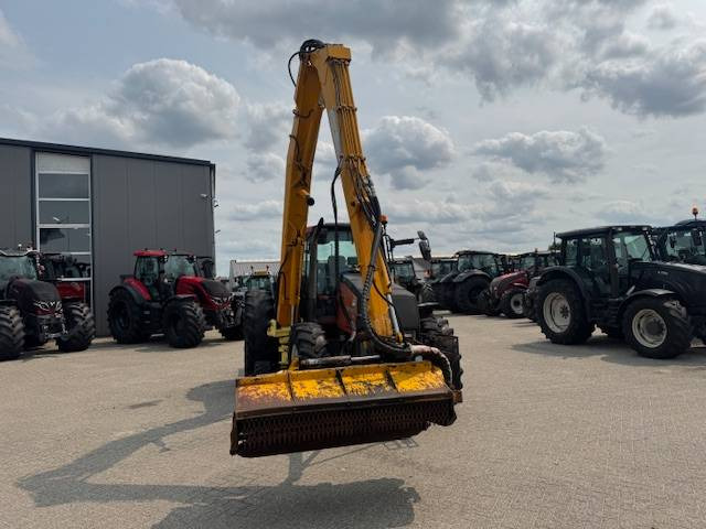 Valtra 8150 hitech met Bos maaiarm met klepelmaaier - Trator: foto 5 Valtra 8150 hitech met Bos maaiarm met klepelmaaier - Trator: foto 5