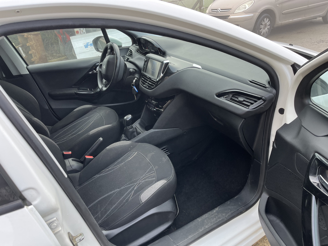 Peugeot 208 1L6 hdi 100cv 2 places motricité renforcée FAM - Furgão compacto: foto 4 Peugeot 208 1L6 hdi 100cv 2 places motricité renforcée FAM - Furgão compacto: foto 4
