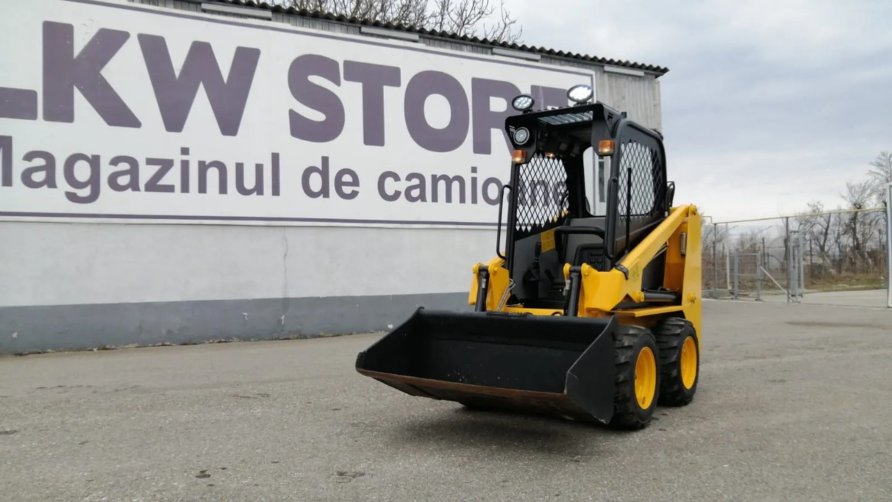Bobcat Front Loader Ram Italia FM 120 – Hammer Installation - Mini pá carregadora: foto 1 Bobcat Front Loader Ram Italia FM 120 – Hammer Installation - Mini pá carregadora: foto 1