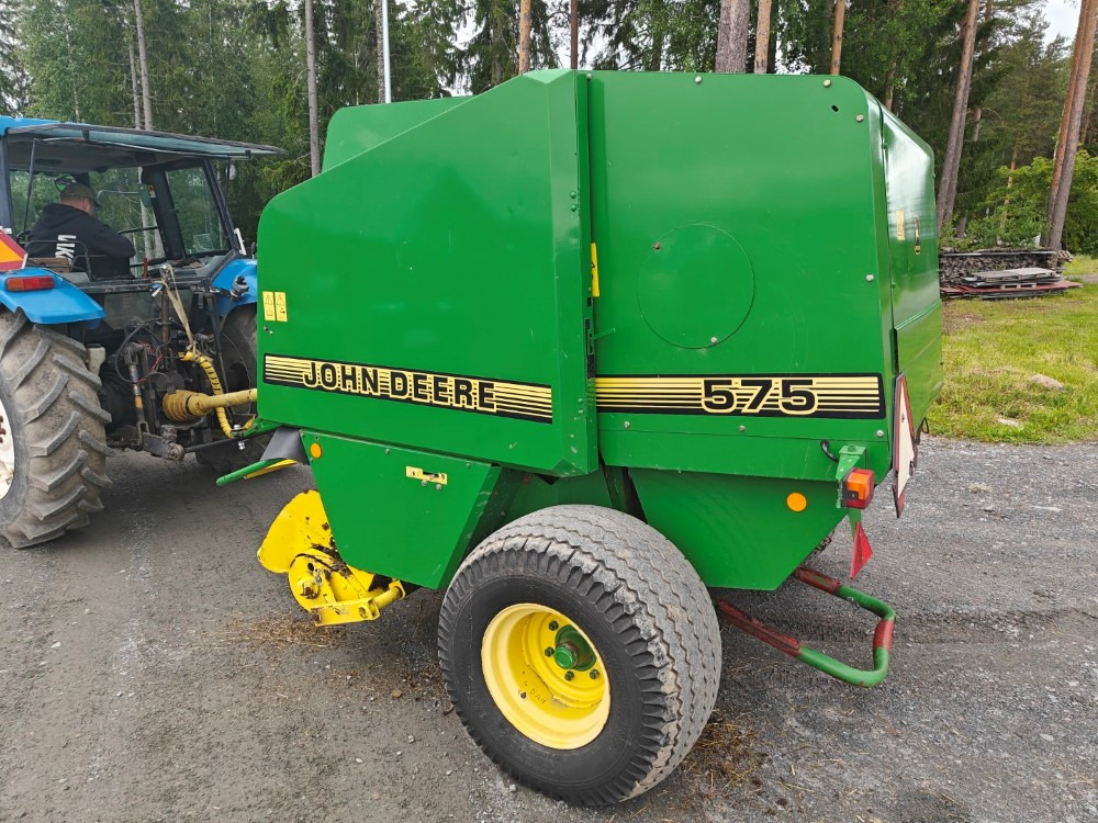 JOHN DEERE Pyöröpaalain 575 - Enfardadeira de fardos redondos: foto 2 JOHN DEERE Pyöröpaalain 575 - Enfardadeira de fardos redondos: foto 2